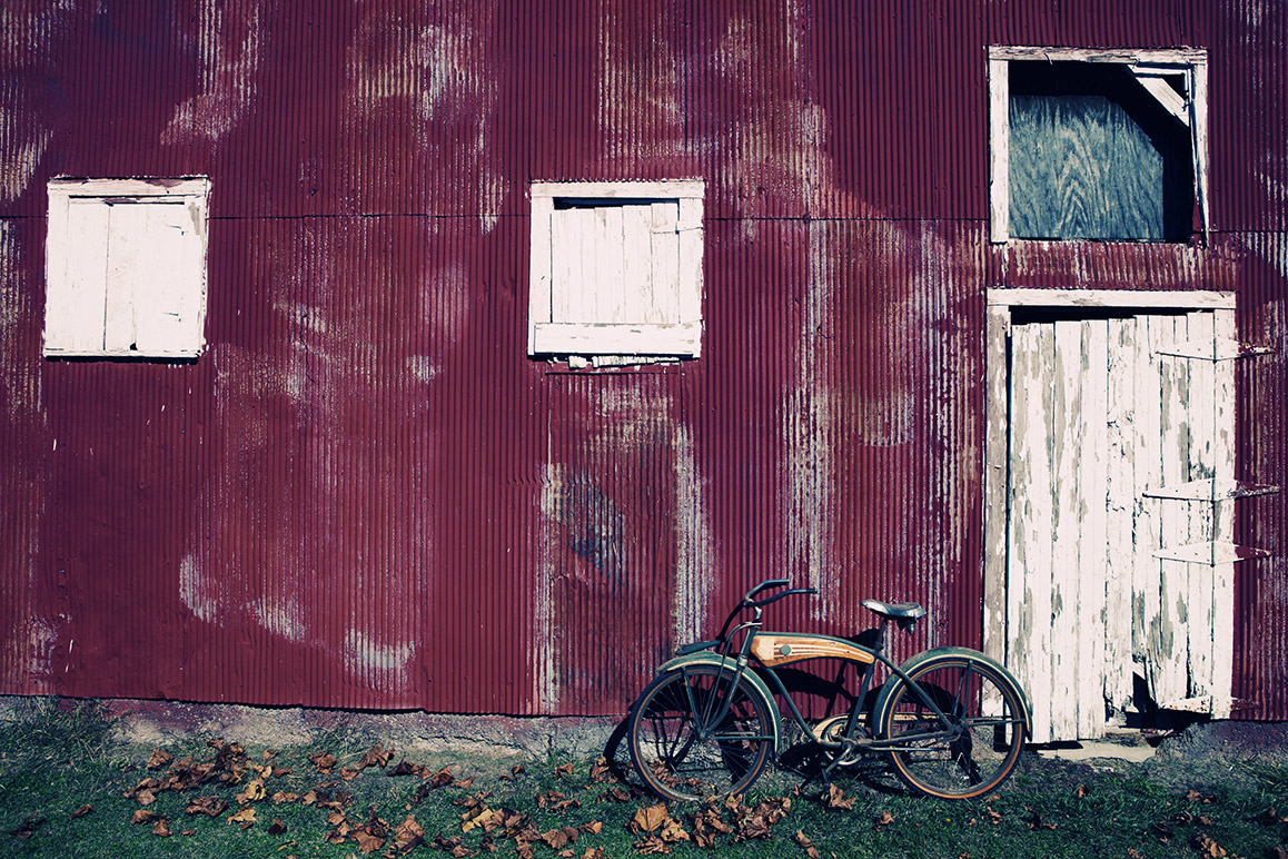 bike-against-barn